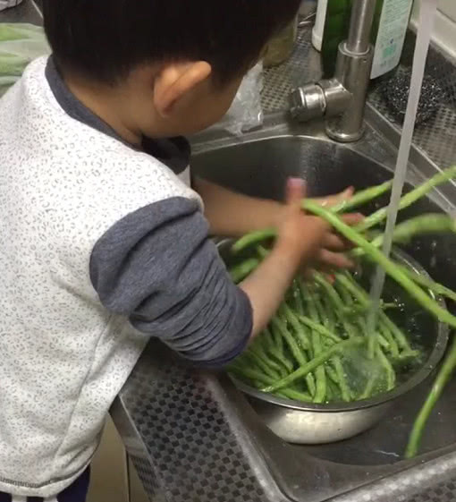 洗菜工宝宝走红一把鼻贴泡直接甩盆里网友这是要加料