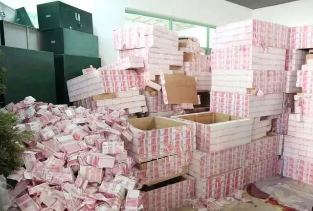 《西虹市首富》10亿现金,去掉特效后,网友:难怪沈腾会站不稳