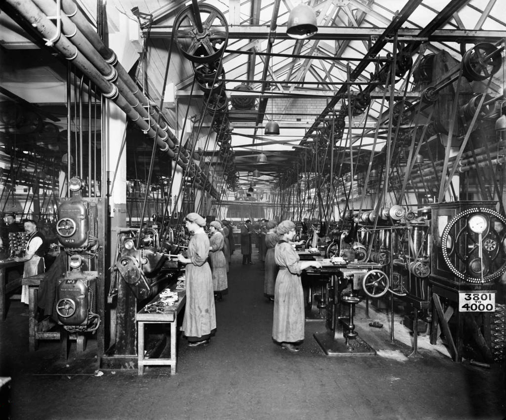 由于东德的工业发展,乃是建立在德国原有工业和技术工人的基础上,因此