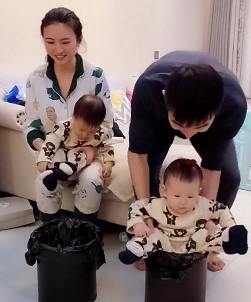 “逗趣夫妻”带双胞胎萌娃走红，被双双塞进垃圾桶后，宝宝懵圈了休闲区蓝鸢梦想 - Www.slyday.coM