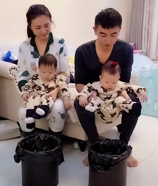 “逗趣夫妻”带双胞胎萌娃走红，被双双塞进垃圾桶后，宝宝懵圈了休闲区蓝鸢梦想 - Www.slyday.coM