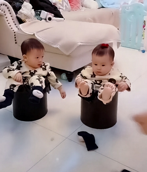 “逗趣夫妻”带双胞胎萌娃走红，被双双塞进垃圾桶后，宝宝懵圈了休闲区蓝鸢梦想 - Www.slyday.coM
