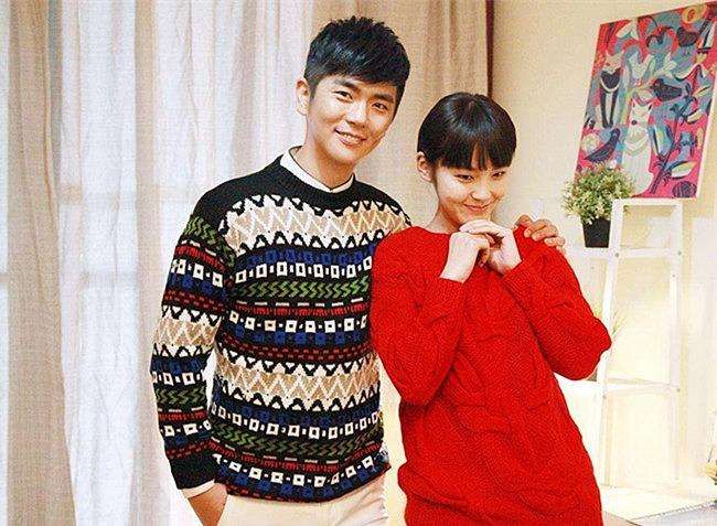 女友是在《甄嬛传》中扮演"曹贵人"的陈思斯,也是他的学生,张晓龙比她