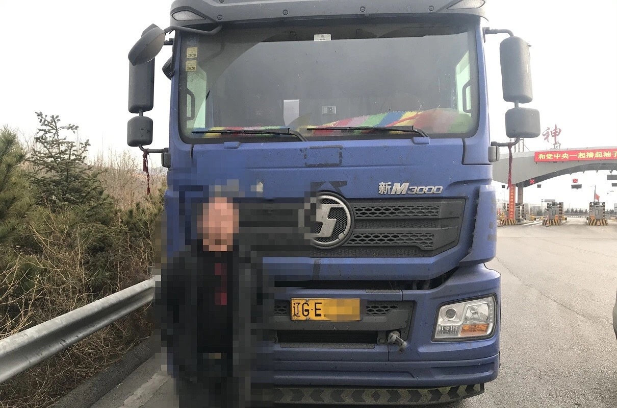 忻州:黑色胶带"变魔术"c变g f变e "狡猾"驾驶员被交警查处