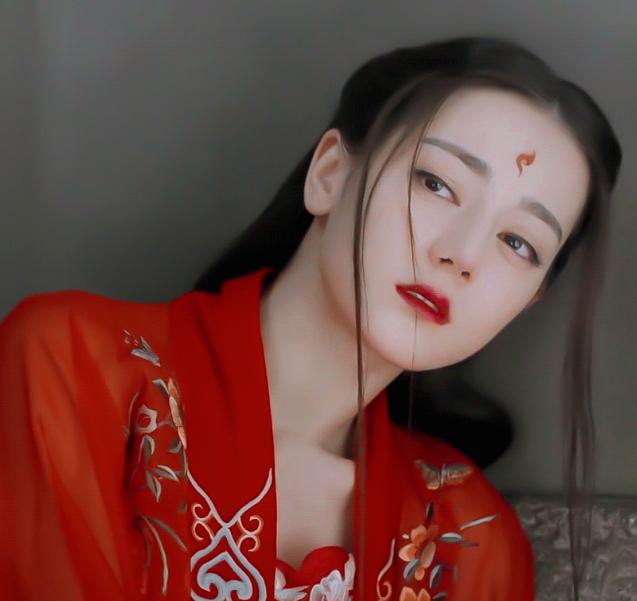 22岁关晓彤碰上27岁热巴同穿古装红裙一个少女一个明艳