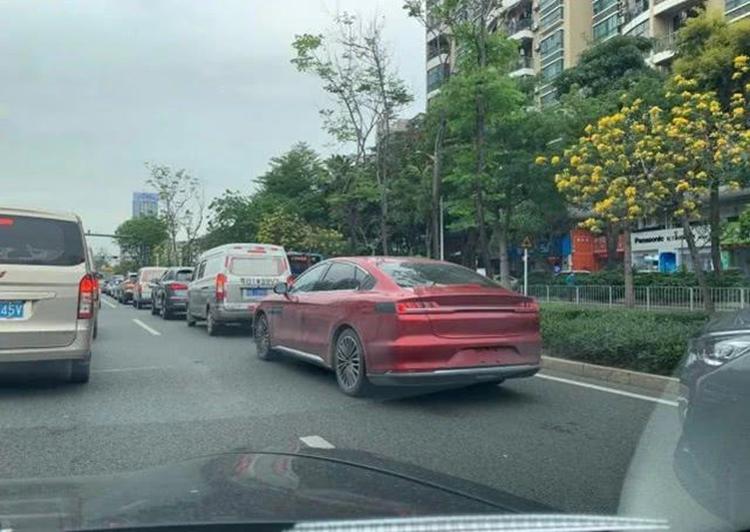 比亚迪汉ev实车现身！回头率100%，气场不输特斯拉