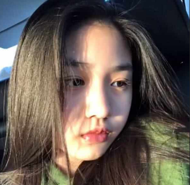 汪峰大女儿越来越美晒近照穿衬衣对镜摆拍