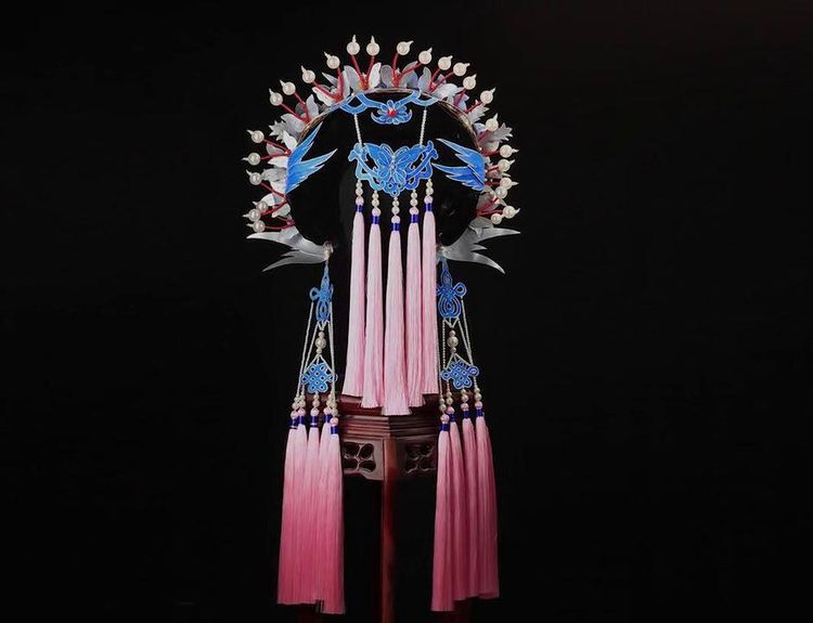 女孩用18个易拉罐做出京剧凤冠 还受邀到牛津大学演讲