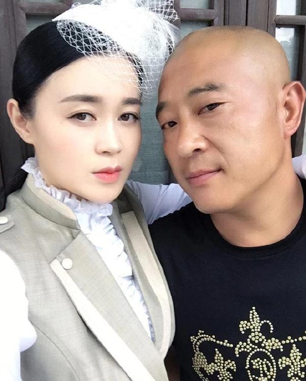 关婷娜开直播连麦宋晓峰打赏飙到10万时她的反应暴露人品