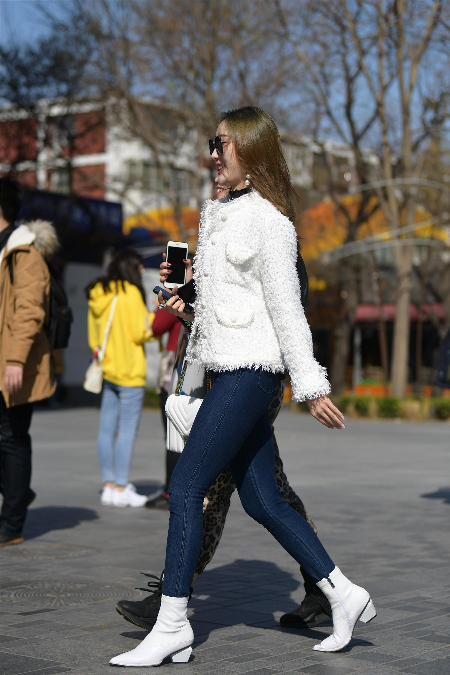 微胖身材穿蓝色紧身牛仔裤,搭配一双白色短靴,更好衬托气质