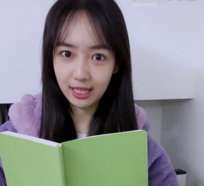 反而是让秦牛正威纯素颜出镜,毕竟她可是凭借颜值圈粉,那么