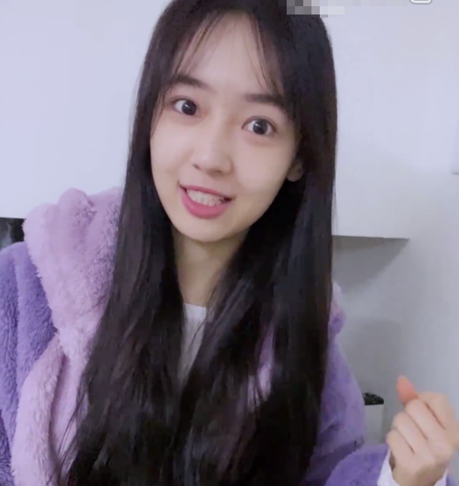 秦牛正威穿睡衣录视频,失去了滤镜待遇,这生图颜值爱了爱了