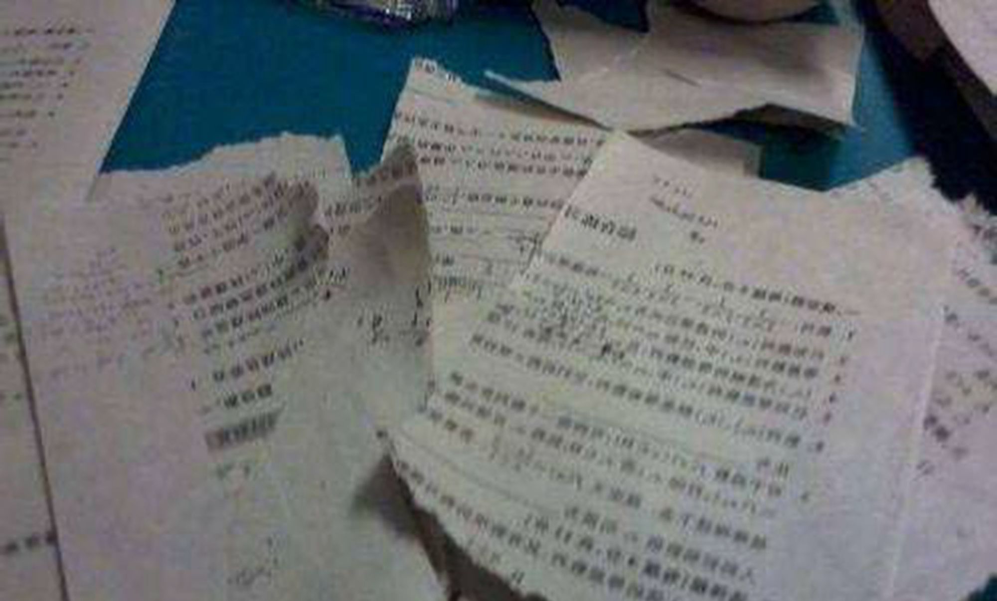 爸爸嫌孩子写作业太墨迹怒撕作业本,孩子:等着,有你哭的时候