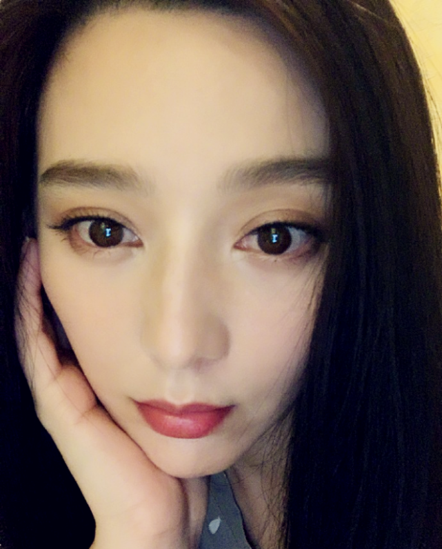 范冰冰否认割双眼皮称30几年同款跟网友撒娇卖萌像位邻家小妹