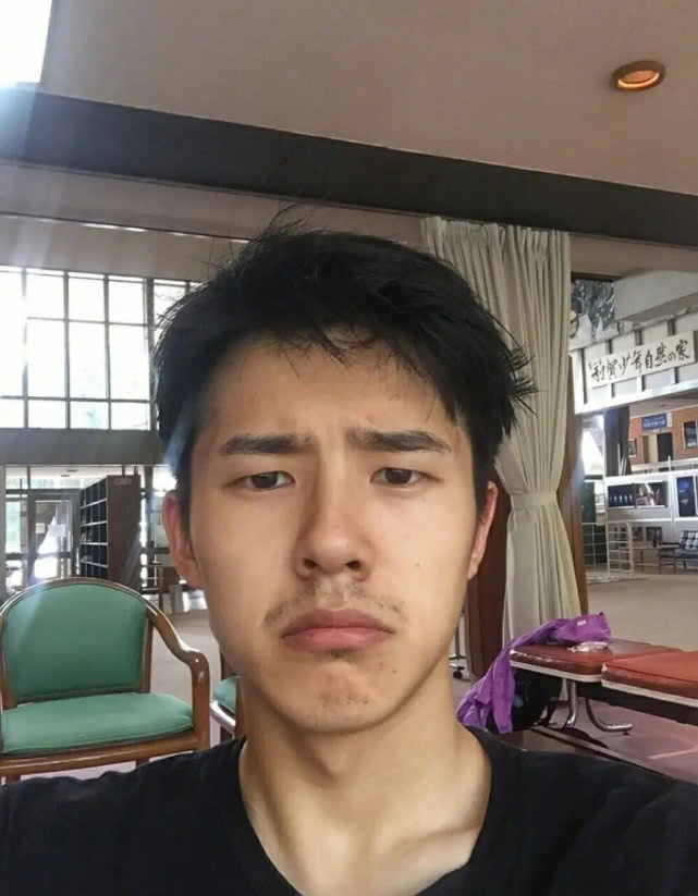 朱一龙自拍神角度感人,盘点那些自爆丑照的男明星!
