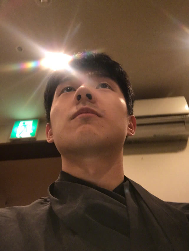 朱一龙自拍神角度感人,盘点那些自爆丑照的男明星!