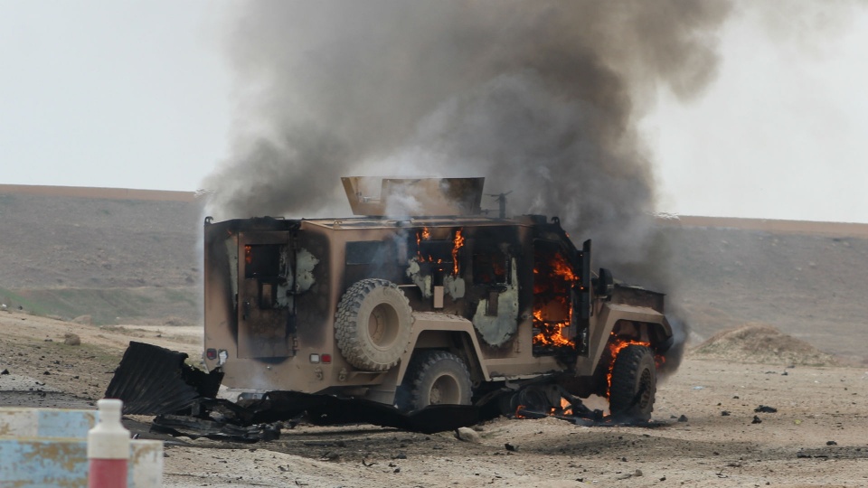 美军执行任务时遭伏击,照片显示:装甲车被打爆,冒出浓浓黑烟