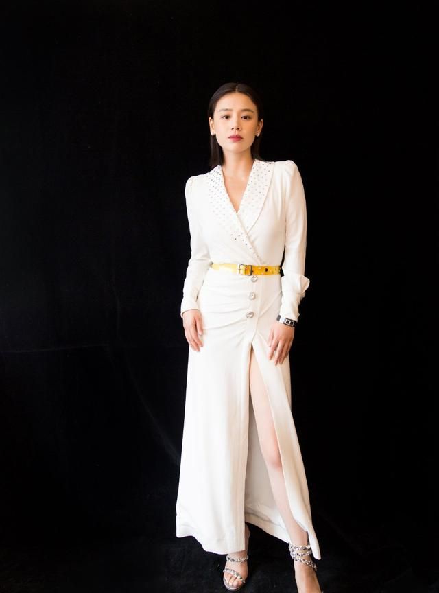 32岁马思纯美翻了,一袭深v礼服大秀凹凸感,年轻的身材太有料