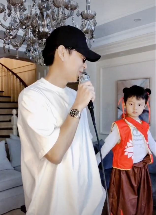 主持人李好豪宅曝光8岁儿子成小站神英语水平超大学生