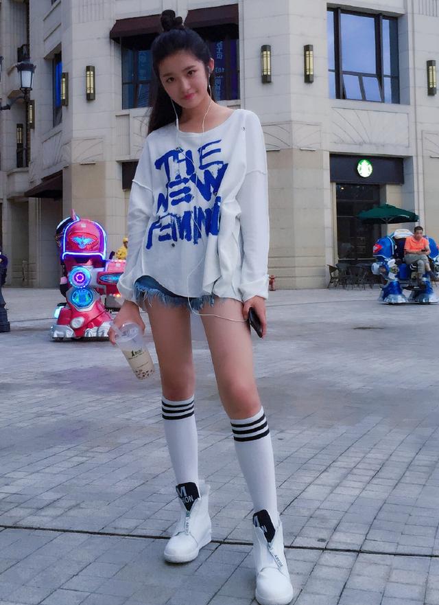 林青霞女儿终于长大17岁穿上奥利奥袜的腿长得要命