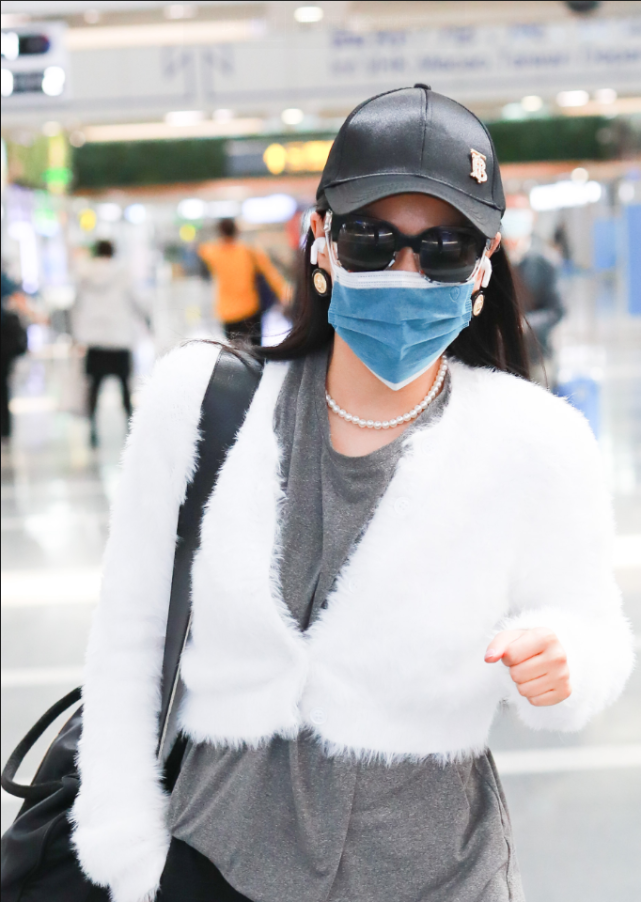 袁娅维穿灰色t恤搭配白色短款外套现身机场,混搭风十足!