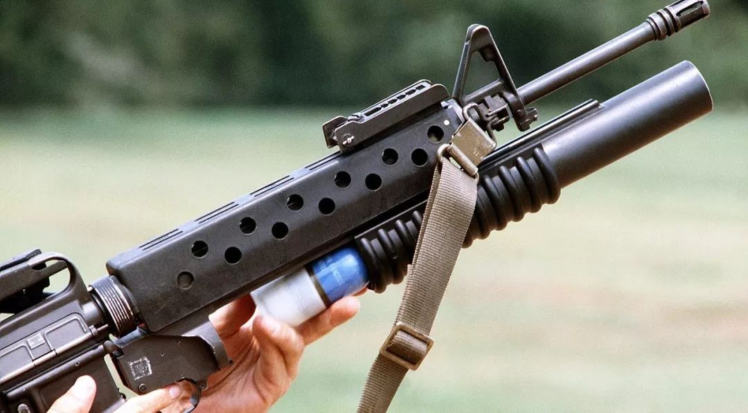 m203榴弹发射器最全解析,用在m249轻机枪上还能增强火力