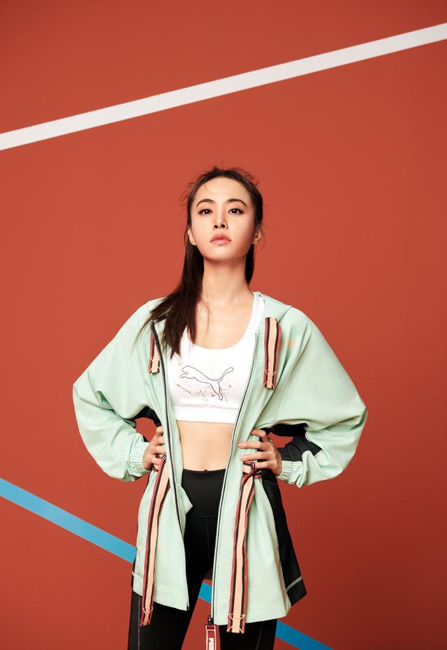 蔡依林太抢镜了,穿运动内衣配薄荷绿拼接外套,这模样哪像40岁