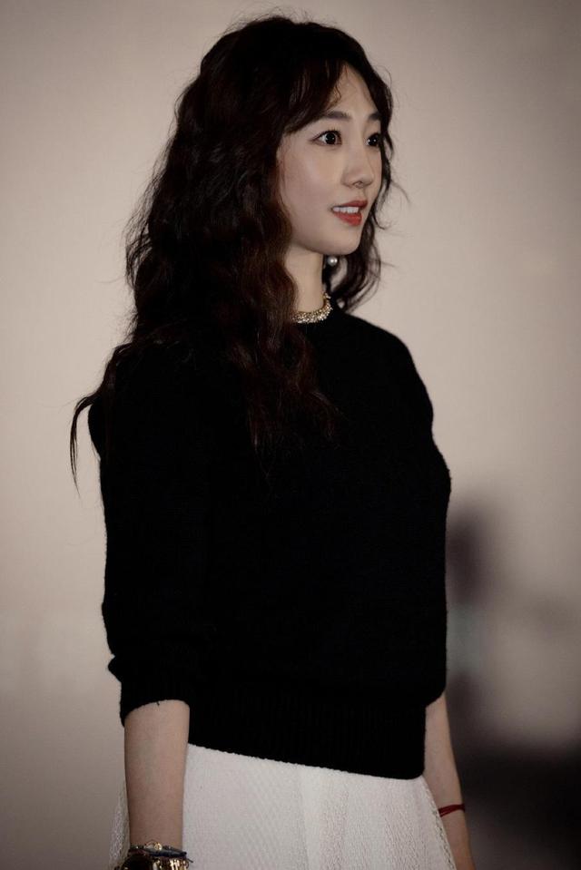 白百何新造型太成功,经典黑白配气质高级,换了羊毛卷长发美炸了