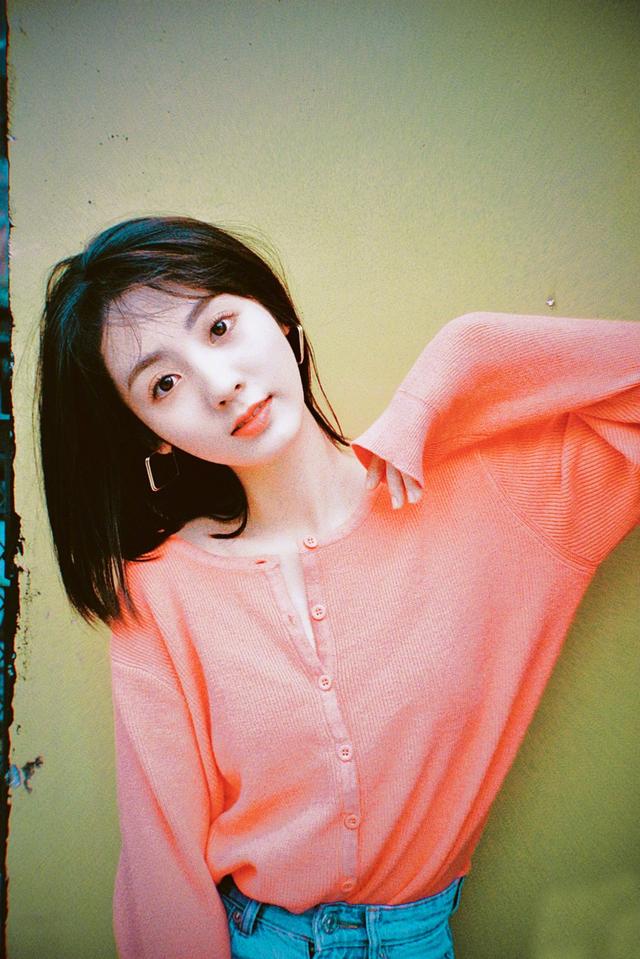 邢菲真是"司徒末"本人,穿橘粉色毛衣配2千的桃心包,甜美可人