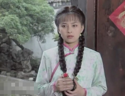 而出演《青青河边草》中的"石榴",《梅花三弄——鬼丈夫》中的"紫烟"