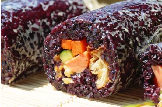 黄磊小厨学会了很多美食的做法,记得他在节目里曾做了一个粢米饭团