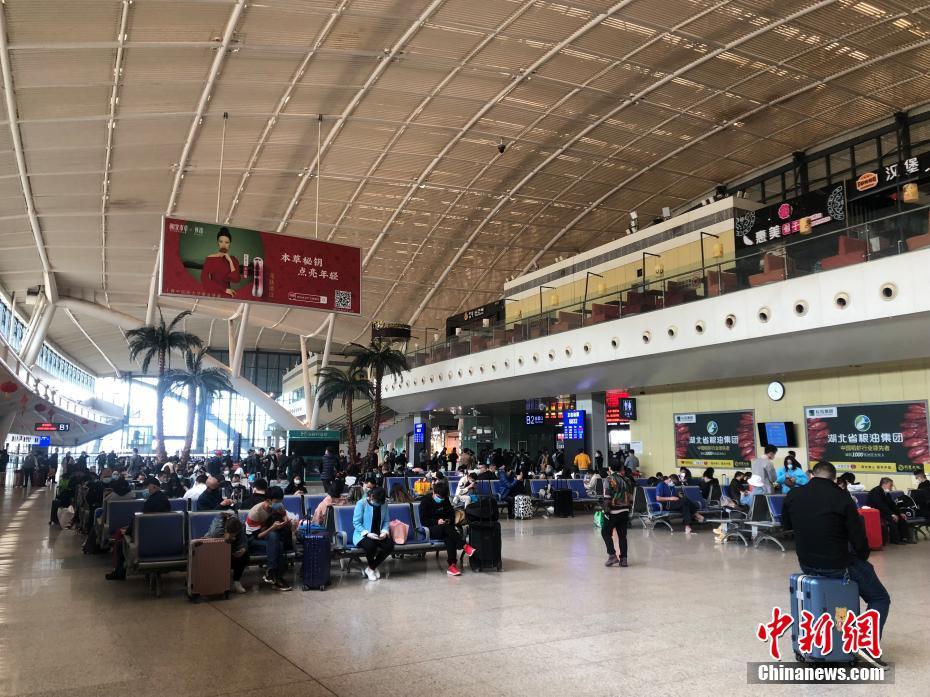 武汉"解封"日:武汉站"重启" 旅客持"绿码"进站乘车