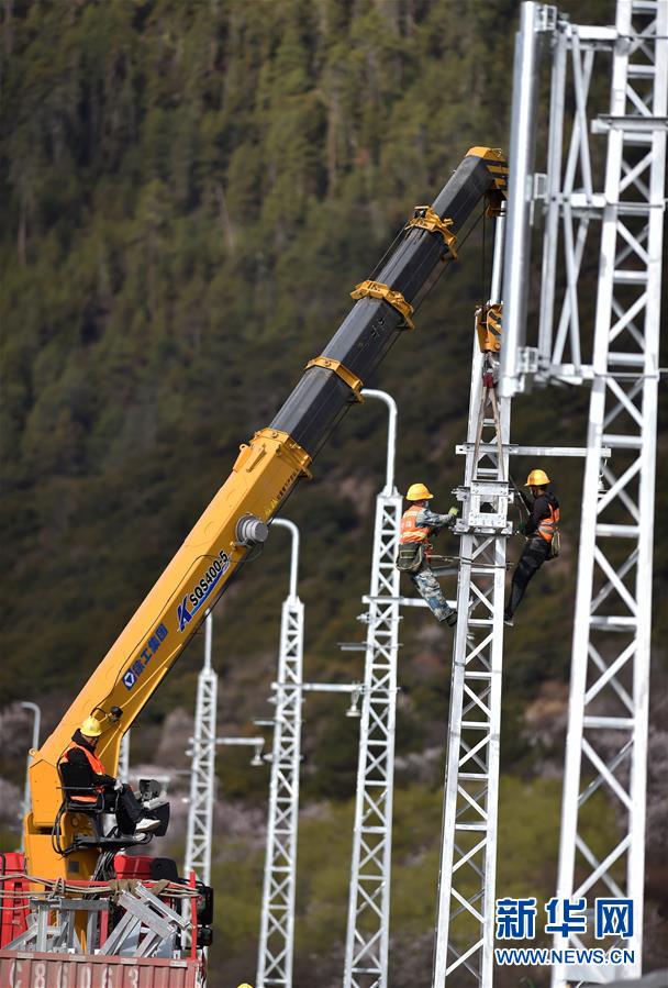 拉林铁路：架设接触网支柱