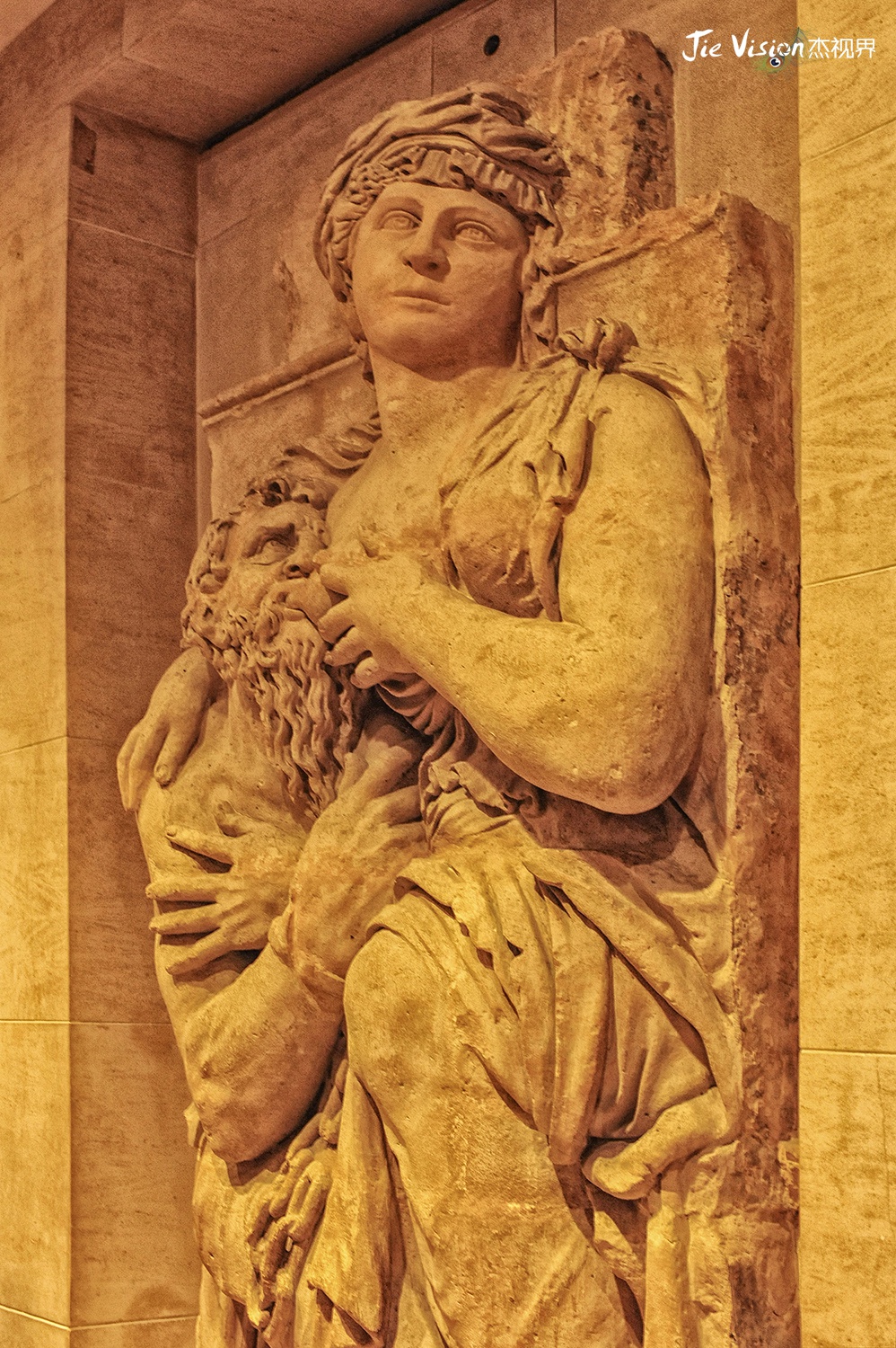 它出自文艺复兴时期法国雕塑家古戎之手,名为《反哺》.