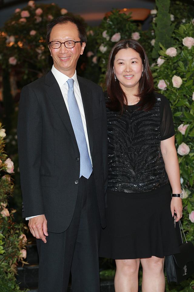 跳水女皇伏明霞嫁入豪门生下三胎略显富态69岁丈夫用四字评价