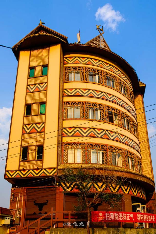 云南佤族小镇,茅草顶,牛头装饰比比皆是,干净整洁像度假村