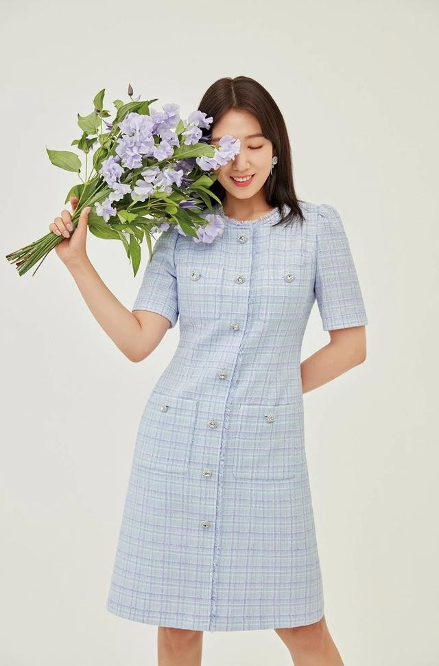 朴信惠春日裙装穿搭,举手投足间优雅迷人,真是"人比花娇"!