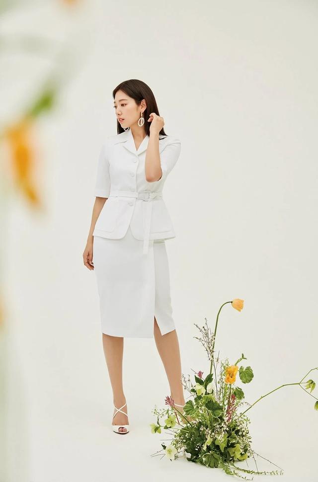 朴信惠春日裙装穿搭,举手投足间优雅迷人,真是"人比花娇"!