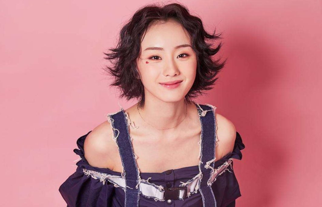 金晨,最近在和张超拍新剧,应该是拍摄的时候认识的,艾丽应该和酷格一