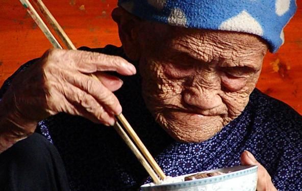 大山里的长寿之星,125岁高龄走山路,砍竹子丝毫不亚于年轻人
