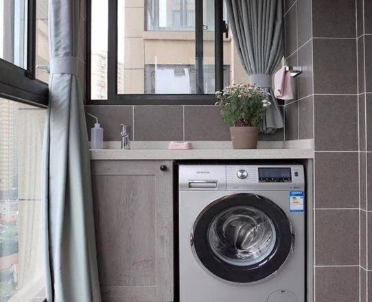 洗衣机放在阳台还是卫生间好?区别在这里,放错位置洗衣机容易坏