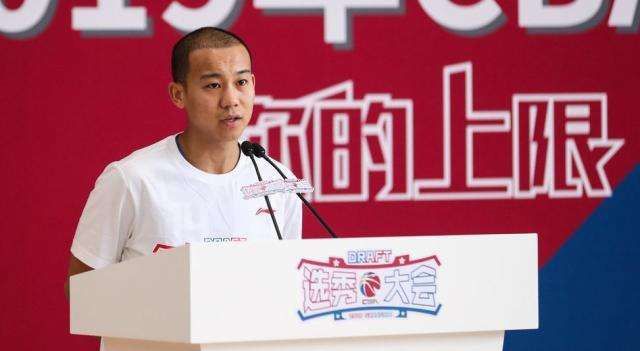 身高只有一米七多的曹芳在场上显得身体格外单薄,在野球场还可以凭借