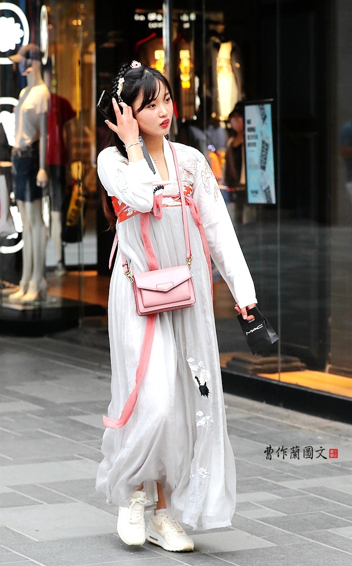 街拍充满古典美的汉服美女