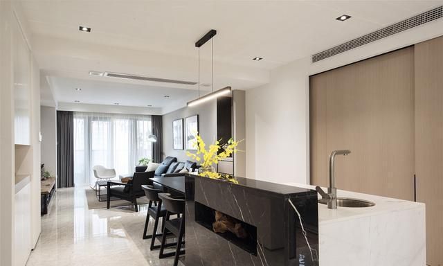 他坚持简约装修，200㎡大平层，安排得干脆利落，随手一拍出大片