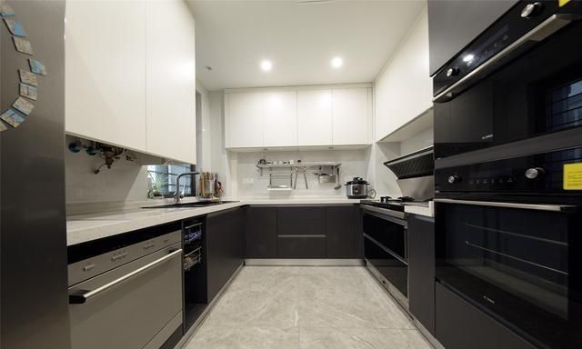 他坚持简约装修，200㎡大平层，安排得干脆利落，随手一拍出大片