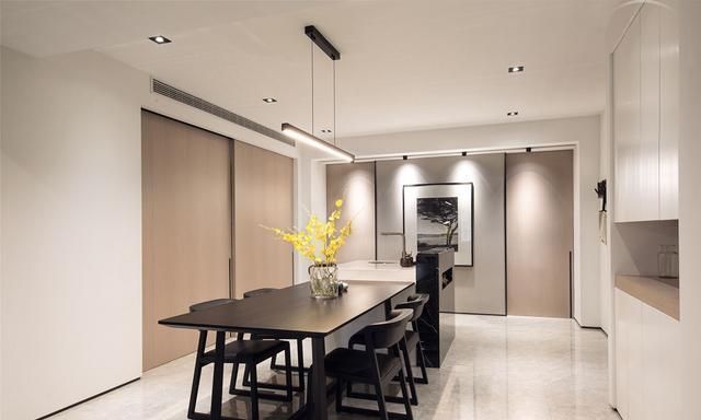 他坚持简约装修，200㎡大平层，安排得干脆利落，随手一拍出大片