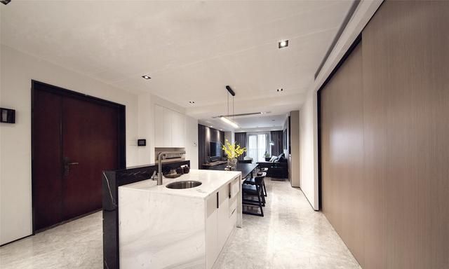 他坚持简约装修，200㎡大平层，安排得干脆利落，随手一拍出大片