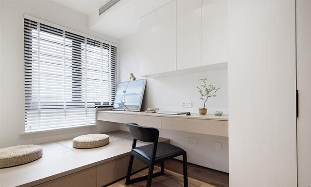 他坚持简约装修，200㎡大平层，安排得干脆利落，随手一拍出大片