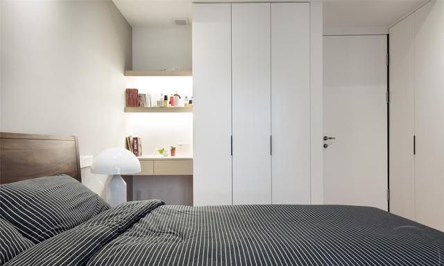 他坚持简约装修，200㎡大平层，安排得干脆利落，随手一拍出大片