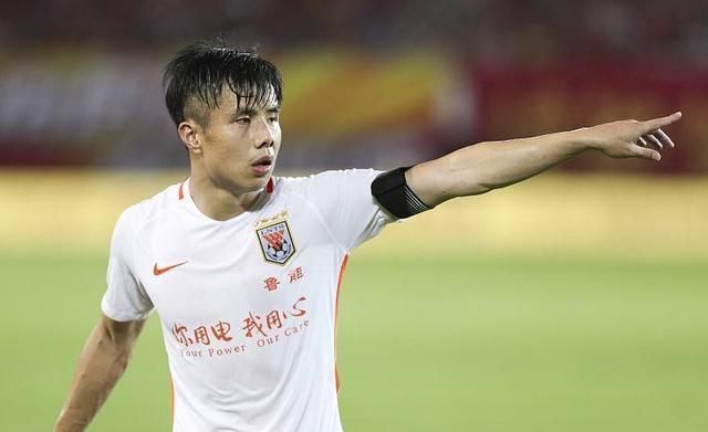 中超队长自降40%工资惹其他人不满:他39岁了还能踢几年|王栋|降薪